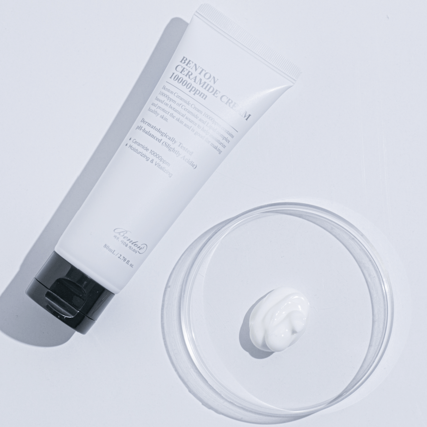 The facial moisturiser with ceramides protects skin's natural barrier and prevents moisture loss.