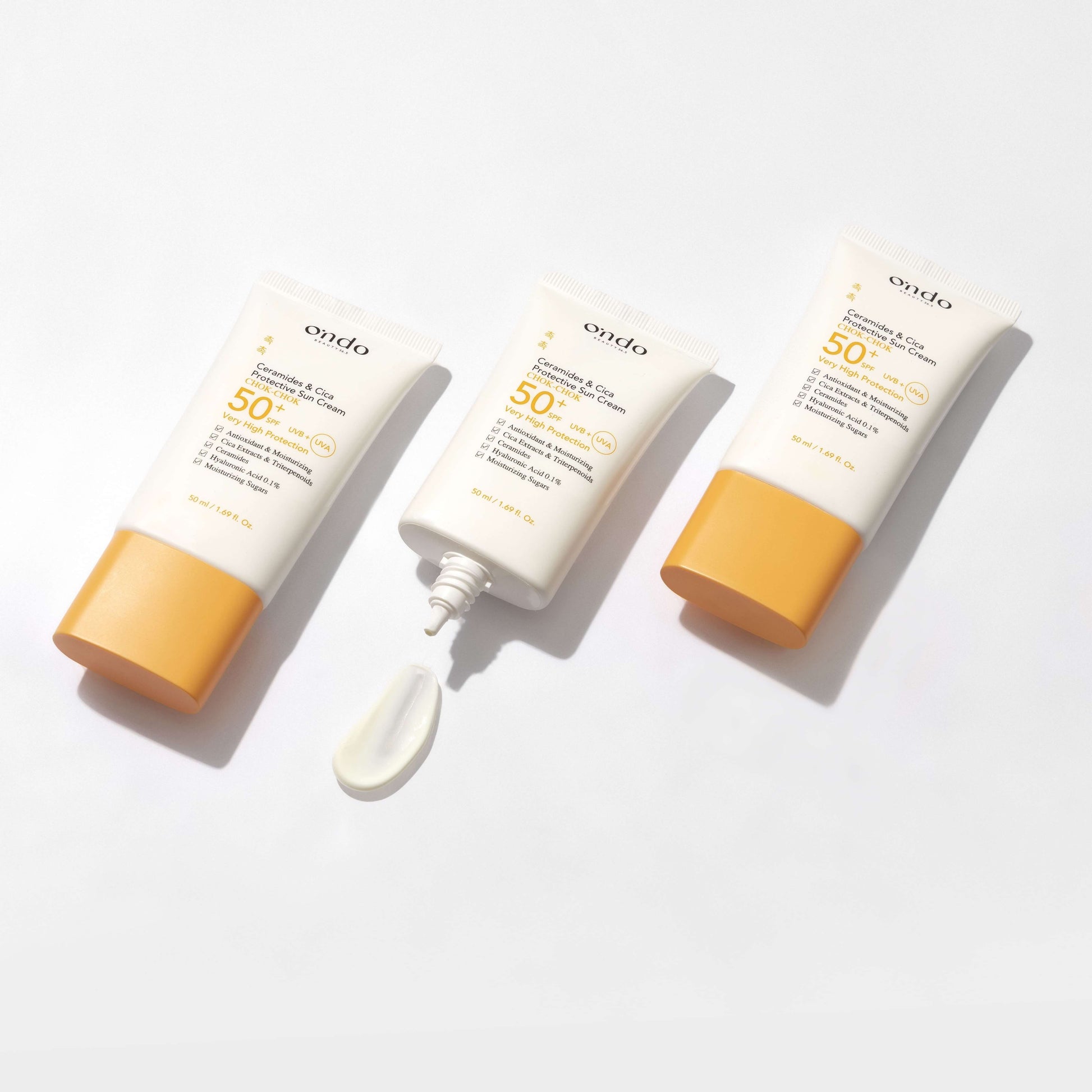 An SPF 50+ antioxidant-rich sunscreen, formulated with ceramides and cica, for highly protected and well hydrated skin.