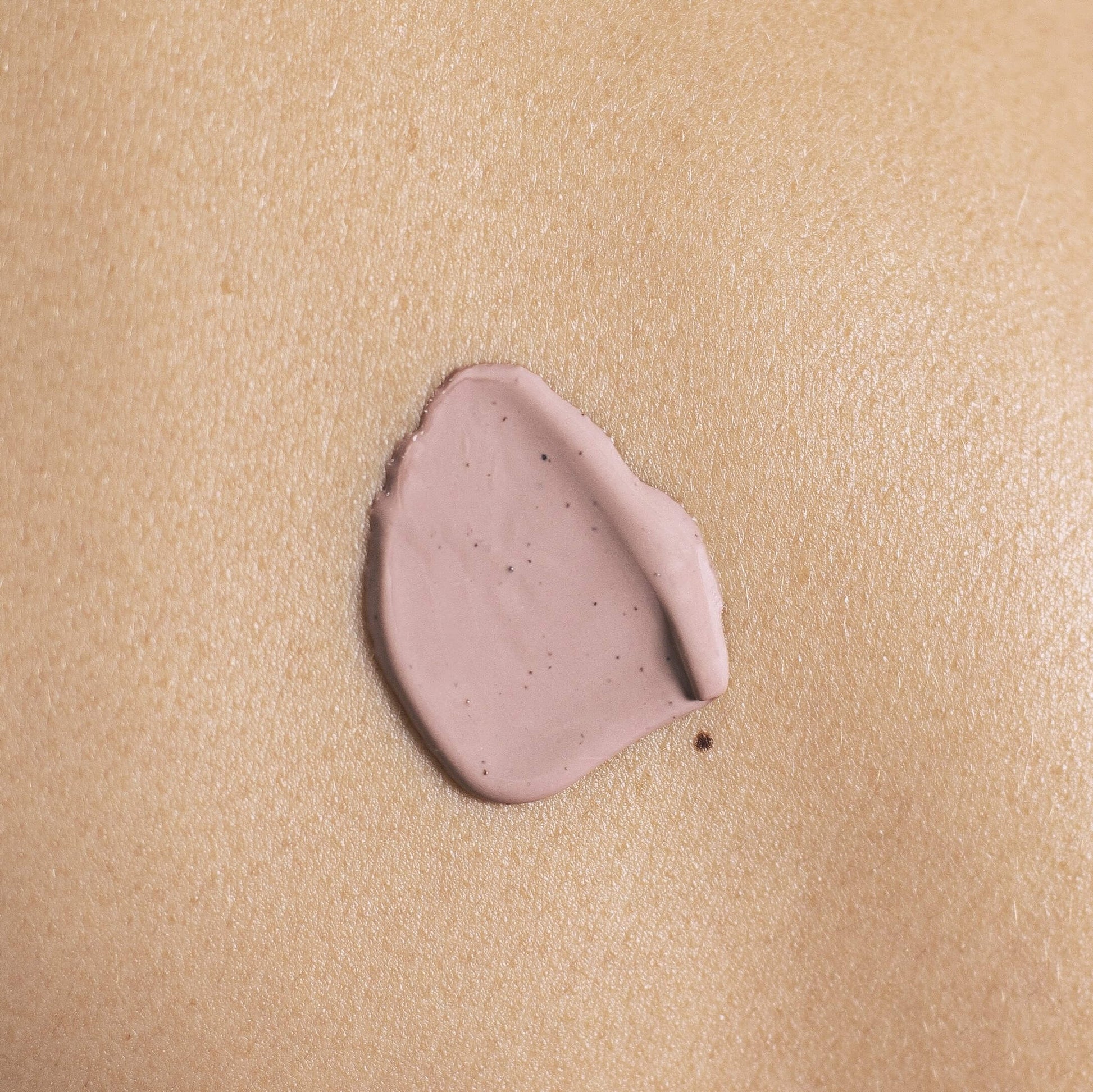 Clay-based rinse-off mask that helps to cleanse pore, minimise blackheads and mildly polish, refine and smooth out the surface of the skin.​